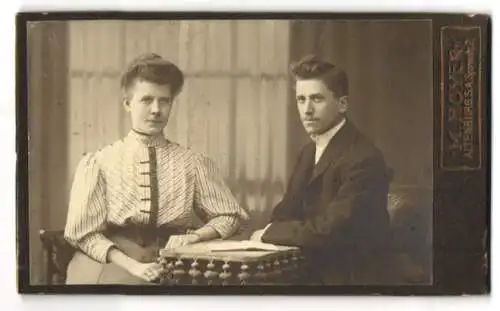 Fotografie M. Hoyer, Altenburg /S.-A., Sporenstr. 2, Junges Paar in modischer Kleidung