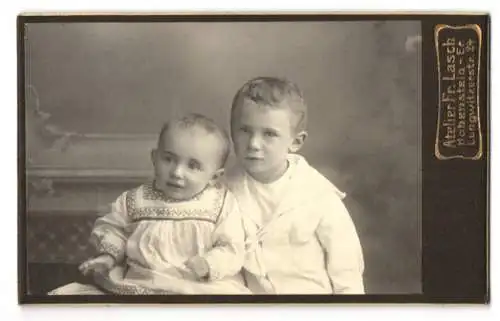 Fotografie Fr. Lasch, Hohenstein-Er., Lungwitzerstr. 24, Kleiner Junge im Matrosenhemd mit Geschwisterkind