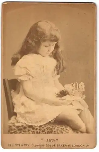 Fotografie Elliott & Fry, London, niedliche Schauspielerin Lucy als Kind im weissen Kleidchen