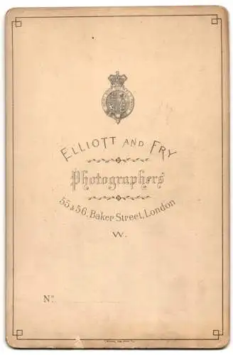 Fotografie Elliott & Fry, London, niedliche Schauspielerin Lucy als Kind im weissen Kleidchen