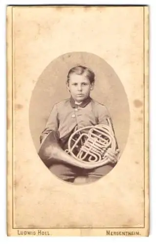 Fotografie Ludwig Holl, Mergenheim, junger Knabe mit seinem Horn auf dem Schoss, Fotomontage auf Trägerkarton