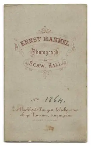 Fotografie E. Mammel, Schwäbisch Hall, hübsche junge Frau im Trachtenkleid mit Tasche, Handkoloriert