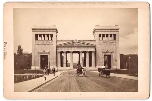 Fotografie Ferd. Finsterlin, München, Ansicht München, Strassenpartie mit der Propyläen