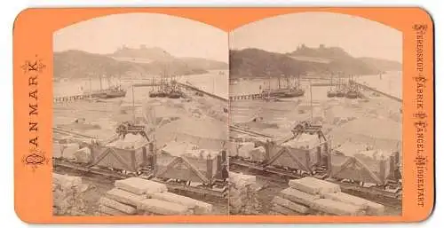 Stereo-Fotografie P. Fangel, Middelfart, Ansicht Bornholm, Warenlagerung in Seinehaven mit Blick aufs Wasser