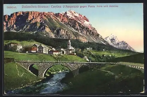 AK Cortina d`Ampezzo /Dolomiten-Strasse, Ortsansicht gegen Punta Nera und Antelao