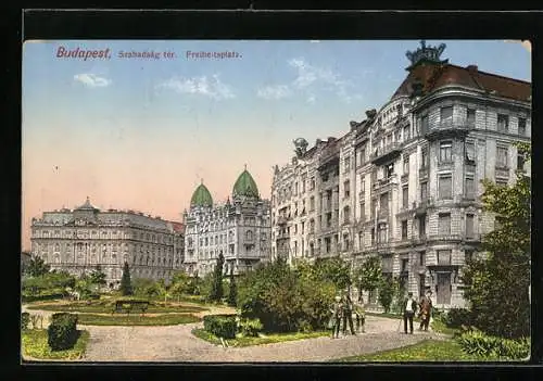 AK Budapest, Szabadság tér / Freiheitsplatz mit Spaziergängern