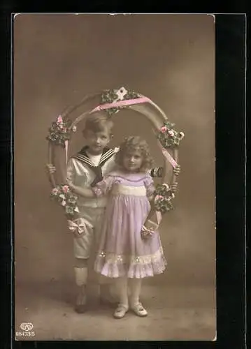 Foto-AK EAS Nr. 08473 /5: Junge im Matrosenkostüm und seine kleine Schwester mit grossem Hufeisen