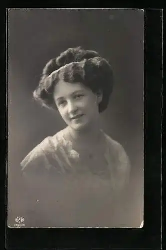 Foto-AK EAS Nr. 3563 /3: Junge Frau mit hochgesteckten Haaren und filigraner Kette