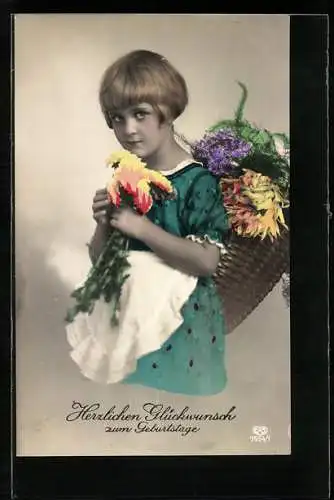 Foto-AK EAS Nr. 7554 /1: Junges Mädchen mit einem grossen Blumenkorb