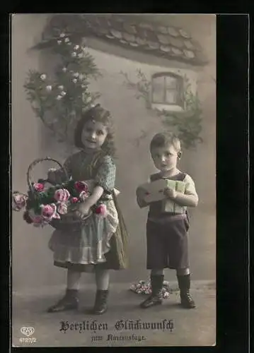 Foto-AK EAS: Kinderpaar mit Blumenkorb und Paket
