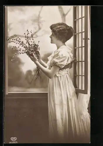 Foto-AK EAS Nr. 04541 /1: Junge Frau mit einem Strauss aus Weidenkätzchen am Fenster