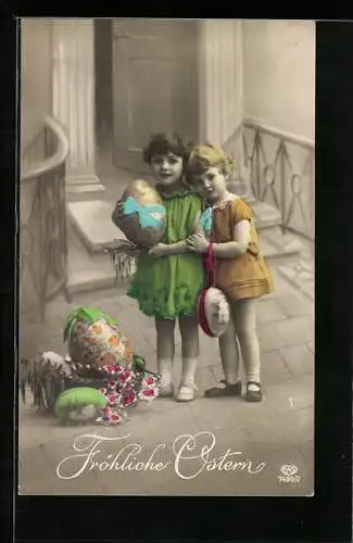 Foto-AK EAS Nr. 7499 /2: Zwei kleine Mädchen mit grossen Ostereiern