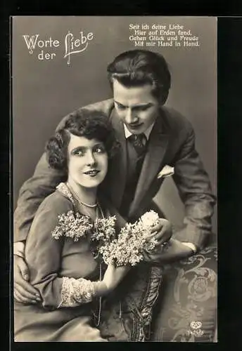 Foto-AK EAS Nr. 7424 /3: Eine junge Frau mit Blumenstrauss in inniger Pose mit ihrem Freund