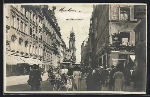 AK München, Theatinerstrasse mit Turmblick, Kutsche und Apotheke