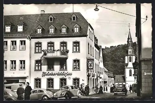 AK Prüm, Hotel-Restaurant Bäckerkläsjen T. Reuschen-Koester mit Strasse u. Kirche, VW-Käfer