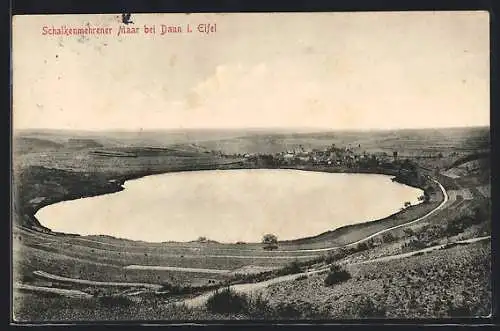 AK Daun, Schalkenmehr Maar, Blick über den See zum Ort hinüber