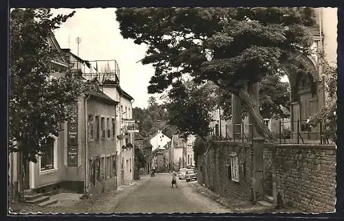 AK Waxweiler /Eifel, Strassenpartie mit Gasthof Chr. Irsfeld