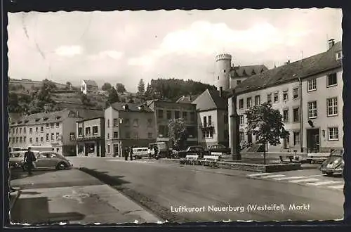 AK Neuerburg /Eifel, Markt mit Denkmal, VW-Käfer