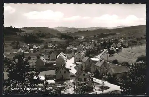 AK Weibern /Brohltal, Ortsansicht mit Strasse und Bergpanorama aus der Vogelschau