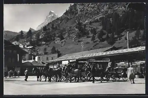 AK Zermatt, Pferdekutschen vor dem Bahnhof