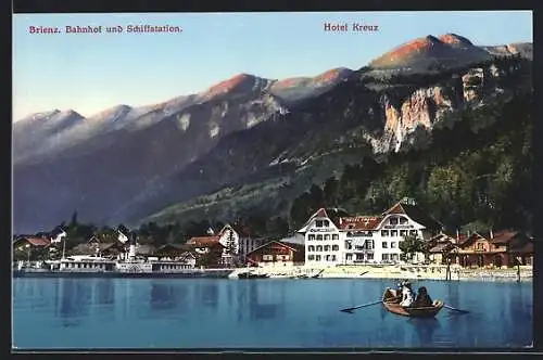 AK Brienz, Bahnhof und Schiffstation mit Hotel Kreuz, Dampfer, Ruderboot