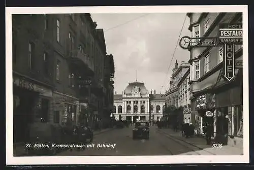AK St. Pölten, Kremserstrasse mit Bahnhof, Hotel Restaurant und Geschäften, Autos