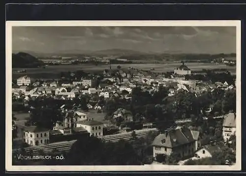 AK Vöcklabruck /O. Ö., Totalansicht mit Bahnhof und Fernblick aus der Vogelschau