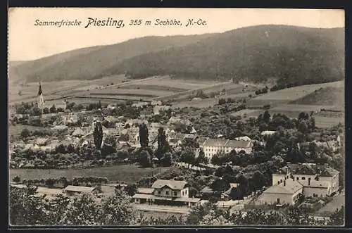 AK Piesting /N. Ö., Ortsansicht mit Bahnhof und Berg-Panorama aus der Vogelschau