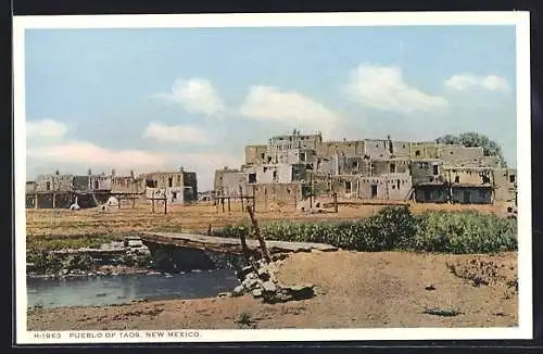 AK Pueblo of Taos, NM, Ortsansicht mit Holzbrücke