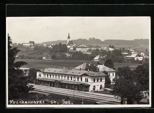 AK Frankenmarkt /Ob. Öst., Bahnhof, Ortsansicht mit Kirche