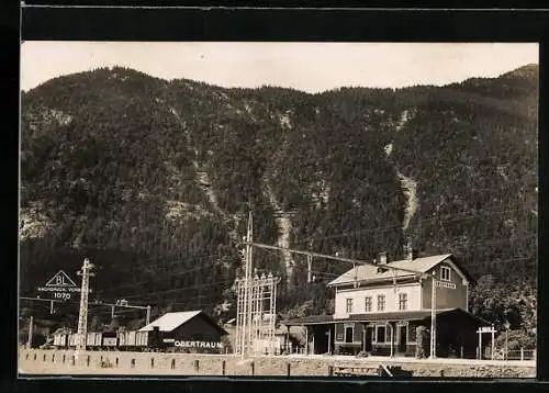 AK Obertraun, Bahnhof mit bewaldeten Bergen