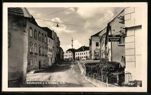 AK Neuhofen a. d. Krems, Strassenpartie am Gasthaus Karl u. Th. Benninger