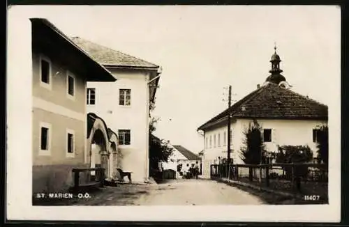 AK St. Marien /O.Ö., Ortspartie mit einem Hund am Hofeingang