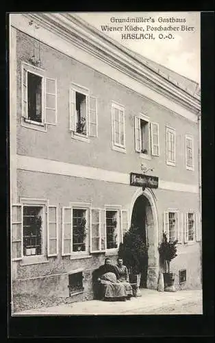 AK Haslach /O.-Ö., Grundmüller`s Gasthaus mit dem Besitzer davor
