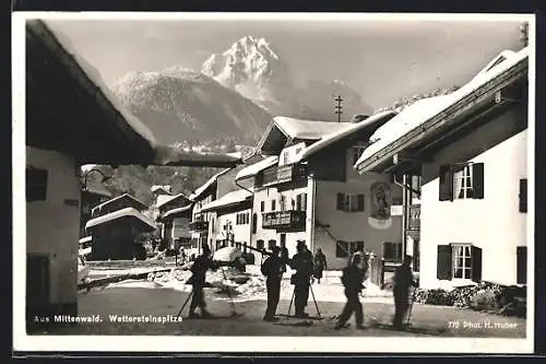 AK Mittenwald, Strassenpartie mit Wettersteinspitze und Skiläufern