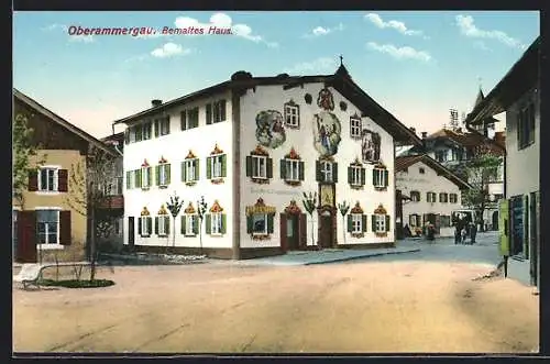 AK Oberammergau, Strassenpartie mit bemaltem Haus