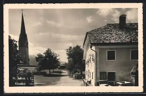 AK St. Jakob i. L., Strassenpartie mit Blick zur Kirche