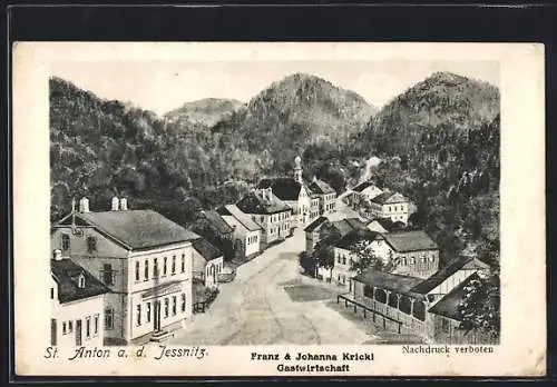 AK St. Anton a. d. Jessnitz, Strassenpartie mit Gasthaus Krickl und Bergen aus der Vogelschau