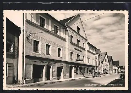 AK St. Georgen im Attergau, Strassenpartie mit Gasthof Seiringer und Schuhgeschäft J. Ablinger