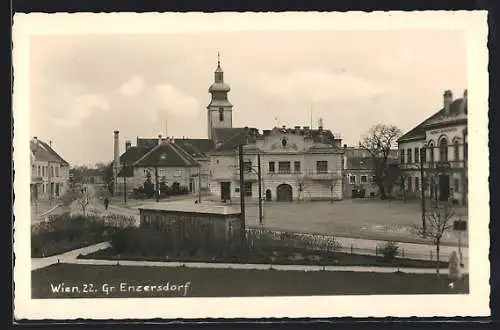 AK Gross-Enzersdorf, Ortspartie mit Kirchturm und Rathaus aus der Vogelschau