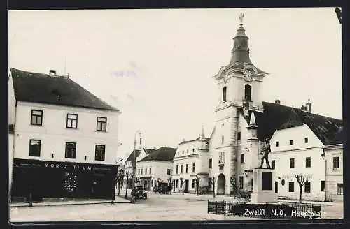 AK Zwettl /N.-Ö., Hauptplatz mit Geschäft Moritz Thum, Rathaus und Denkmal