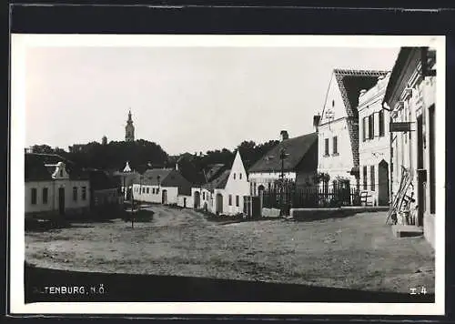 AK Altenburg, Strassenansicht mit Blick zur Kirche