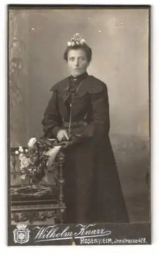 Fotografie Wilhelm Knarr, Rosenheim, Innstrasse 42a, Elegante Dame mit Handschuhen und Rosenstrasse