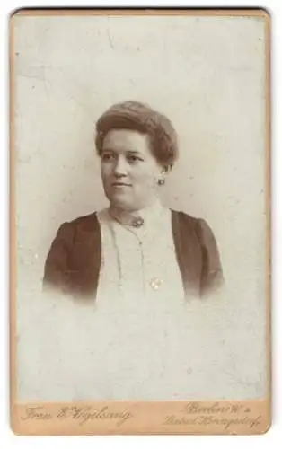 Fotografie Frau E. Vogelsang, Berlin, Lützowstrasse 77, Elegante Dame in weisser Bluse, Portrait