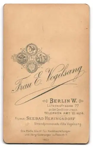 Fotografie Frau E. Vogelsang, Berlin, Lützowstrasse 77, Elegante Dame in weisser Bluse, Portrait