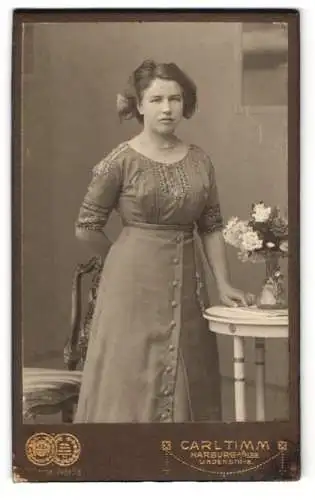 Fotografie Carl Timm, Harburg a. Elbe, Lindenstrasse 18, Elegante junge Dame mit Haarschleife