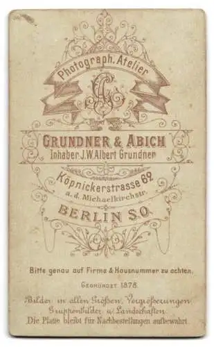 Fotografie Grundner & Abich, Berlin, Köpnicker Str. 62, Junge Dame in Kleid mit Puffärmeln