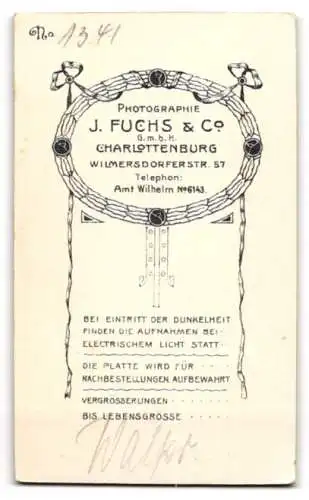 Fotografie J. Fuchs & Co., Berlin, Wilmersdorferstr. 57, Niedliches Kleinkind auf Fell