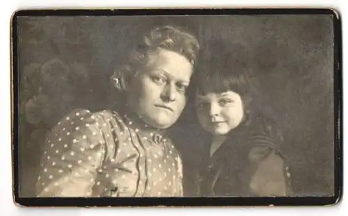 Fotografie Fotograf unbekannt, Mutter mit Tochter in Matrosenanzug