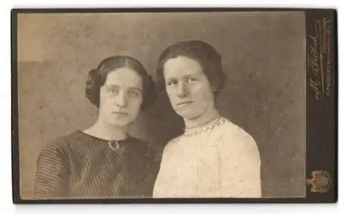 Fotografie M. Frölich, Flensburg, Norderhofenden 9, Zwei bürgerliche Damen im Portrait